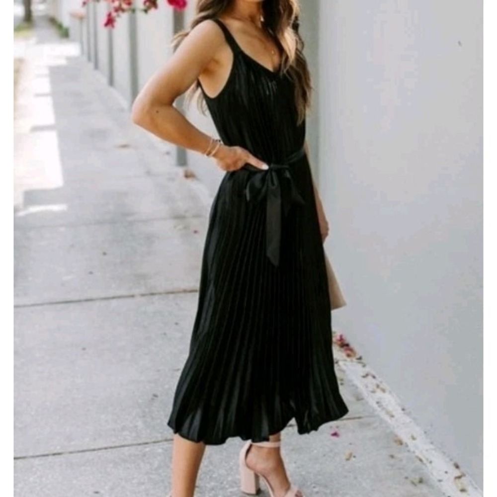 VICI Black Satin Pleated Shift‎ Dress Size M Midi Classic Elegant City Cocktail